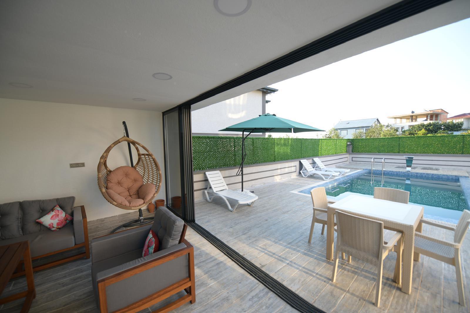 ARAKLI HÜRRİYET MAHALLESİNDE HAVUZLU LÜKS SATILIK VİLLALAR